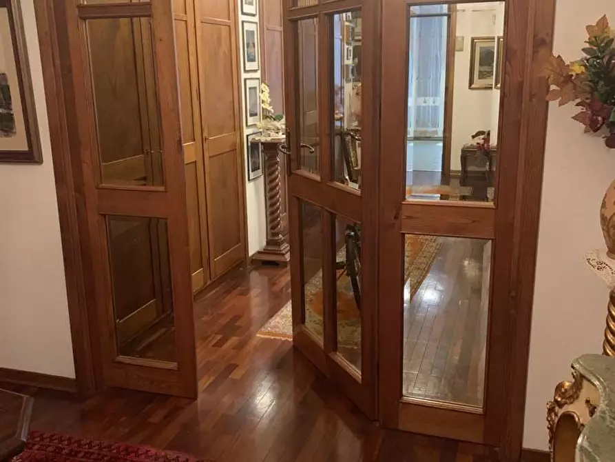 Immagine 11 di Villa in vendita  a Cascina