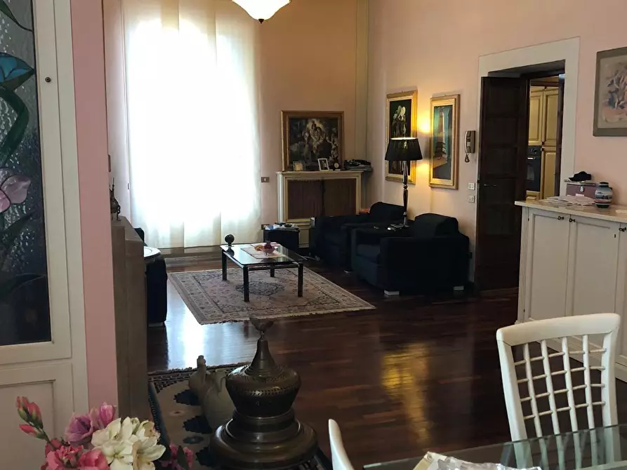 Immagine 5 di Villa in vendita  a Cascina