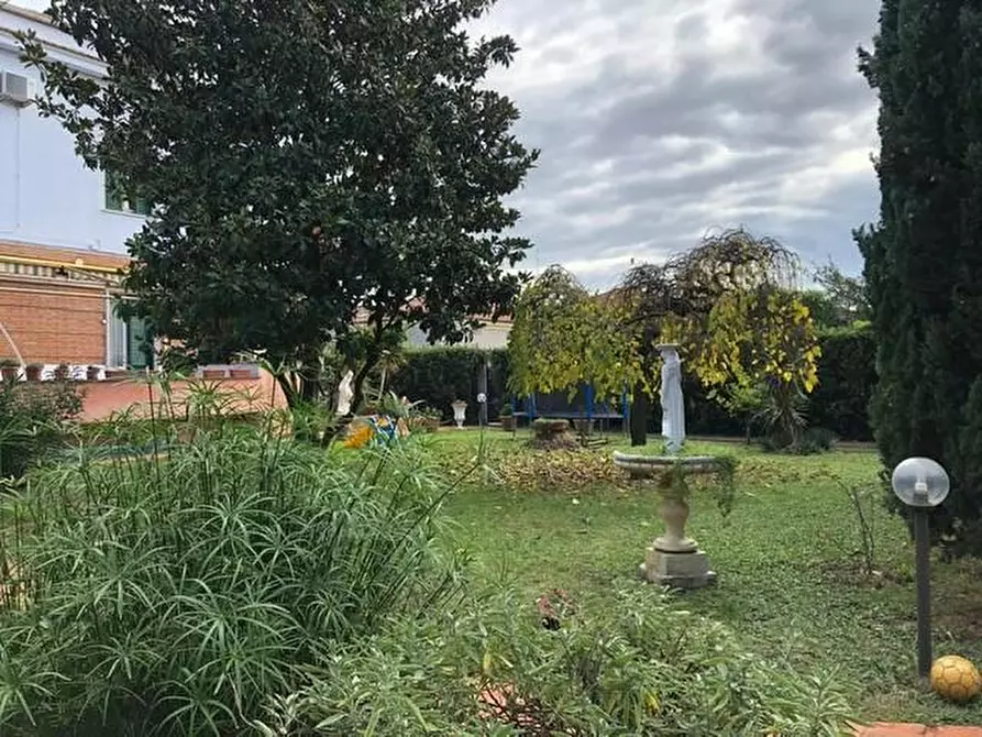 Immagine 2 di Villa in vendita  a Cascina