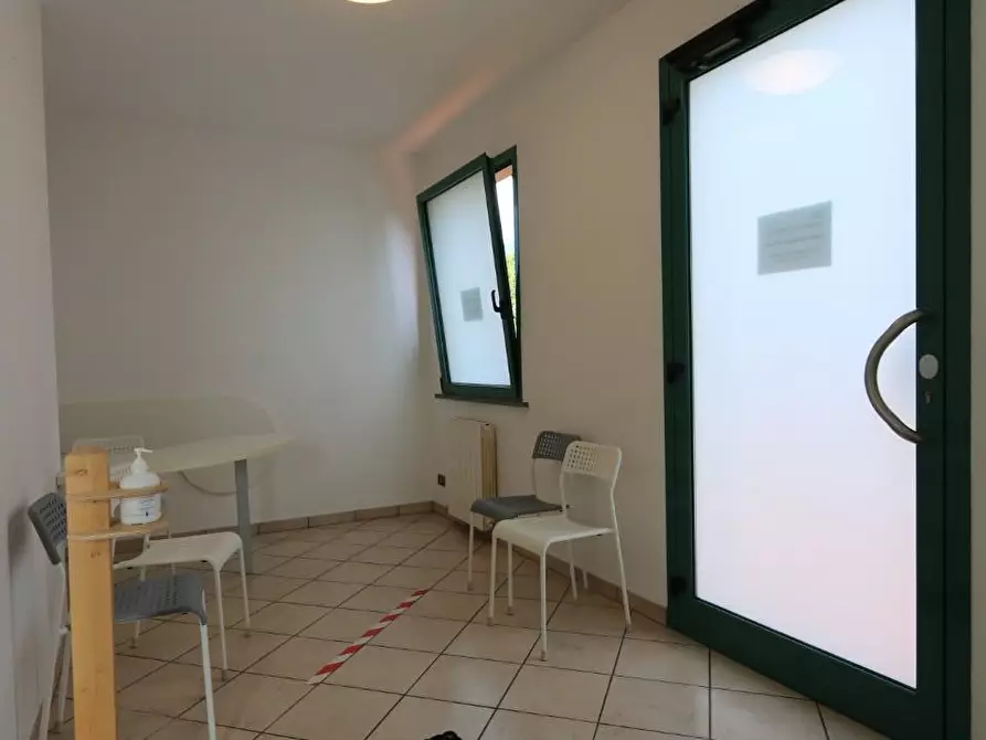 Immagine 15 di Ufficio in affitto  a Buti