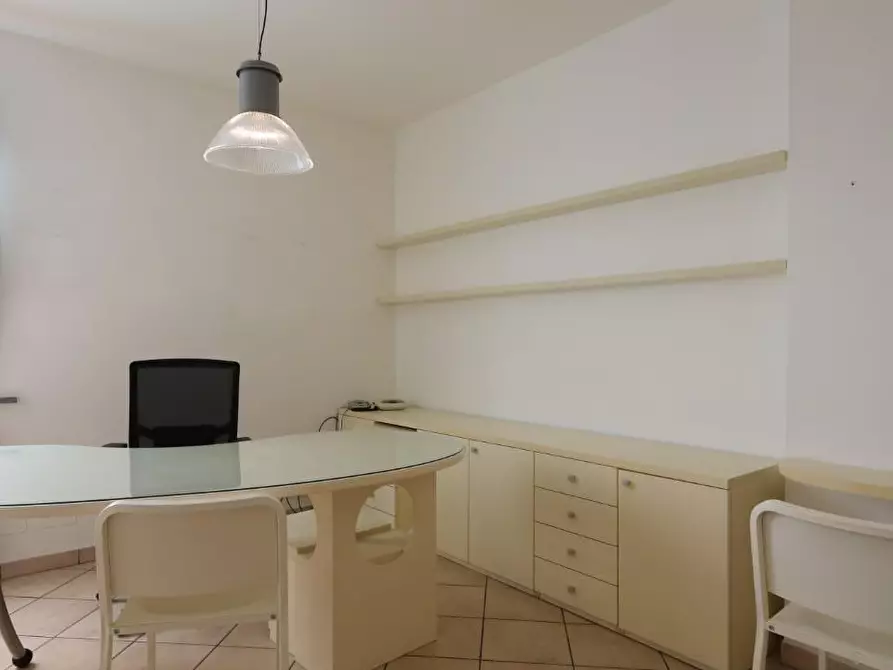 Immagine 6 di Ufficio in affitto  a Buti