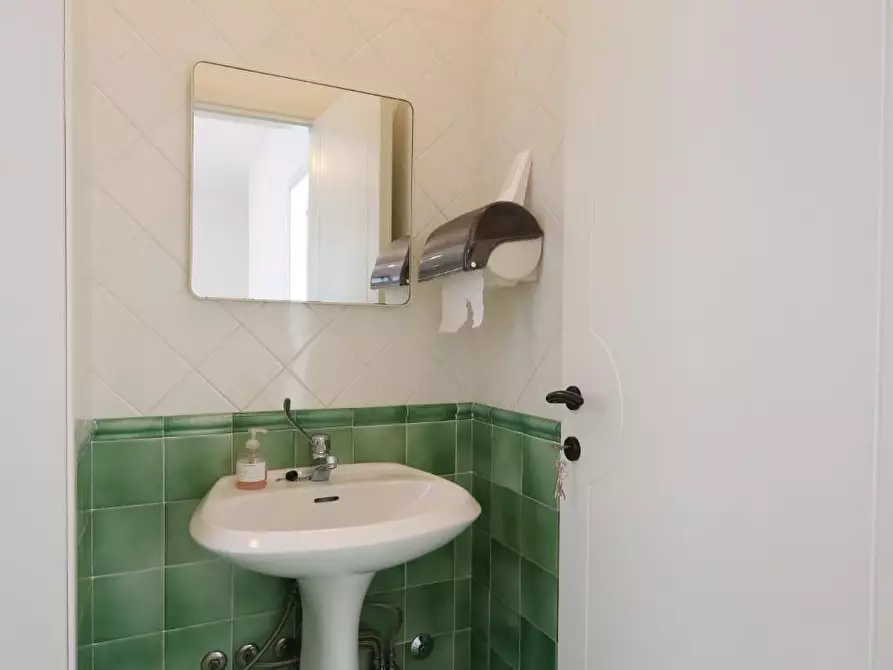 Immagine 11 di Ufficio in affitto  a Buti