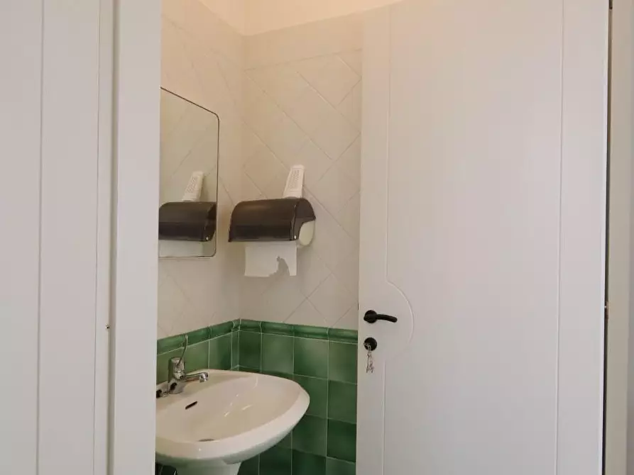 Immagine 13 di Ufficio in affitto  a Buti