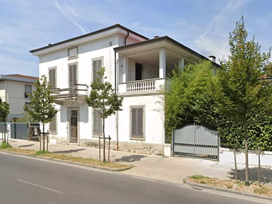 Immagine 2 di Villa in vendita  a Lucca