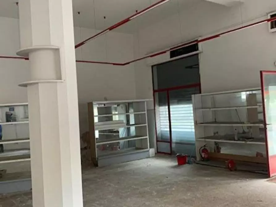 Immagine 2 di Locale commerciale in affitto  a Pontedera