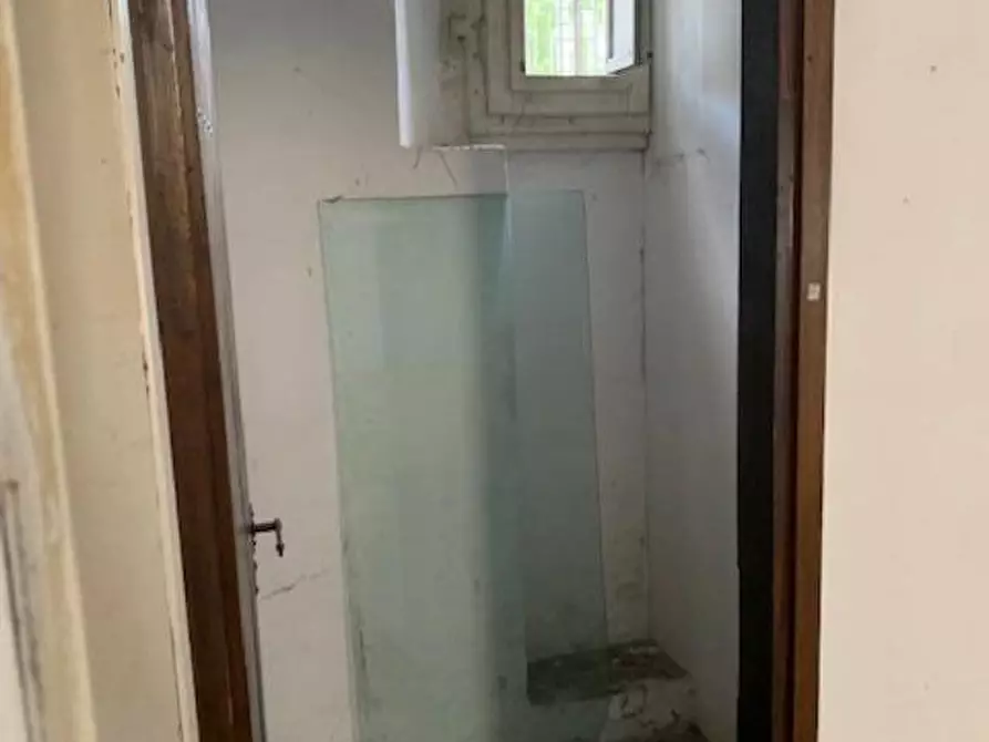 Immagine 4 di Locale commerciale in affitto  a Pontedera