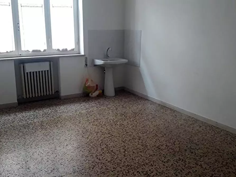 Immagine 6 di Ufficio in vendita  a Massa