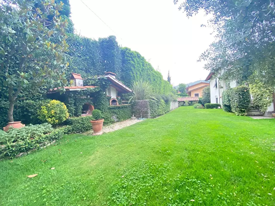 Immagine 10 di Villa in vendita  a Pescaglia