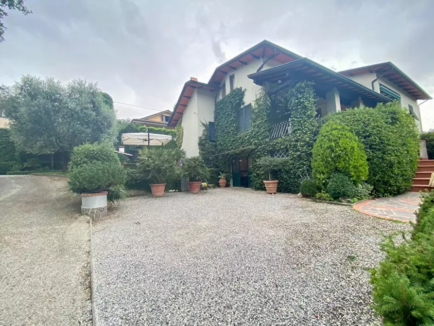 Immagine 4 di Villa in vendita  a Pescaglia