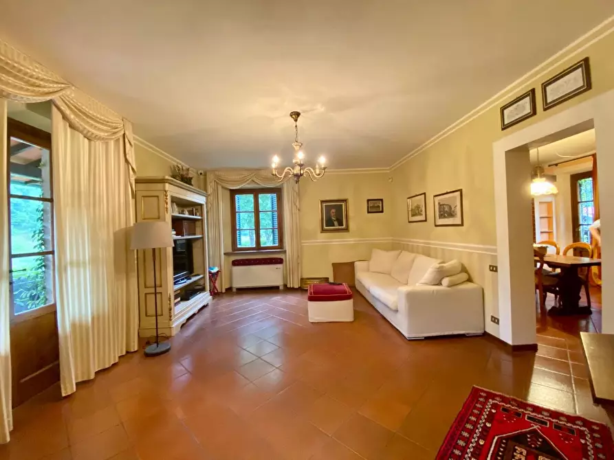 Immagine 2 di Villa in vendita  a Pescaglia