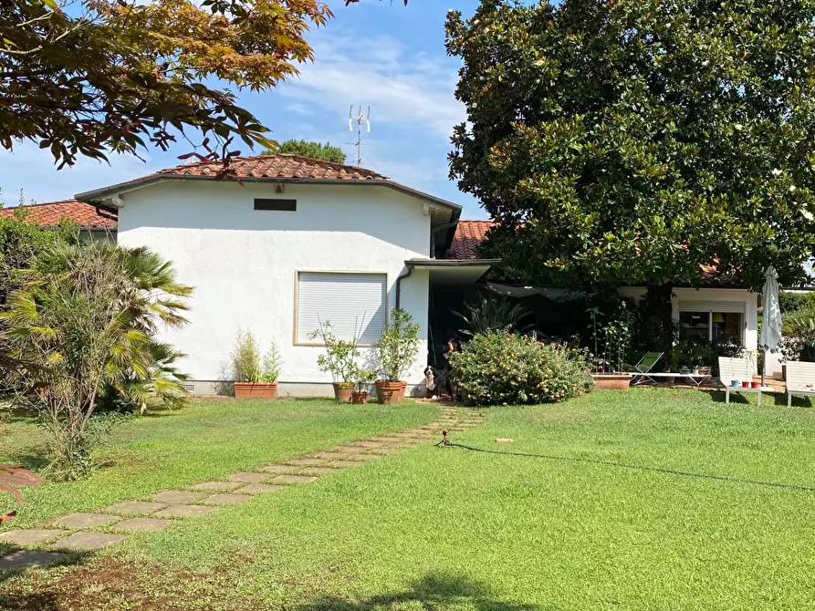 Immagine 1 di Villa in vendita  a Pietrasanta