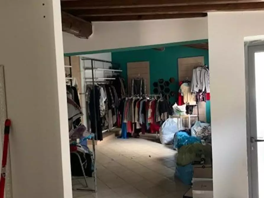 Immagine 8 di Locale commerciale in affitto  a Pontedera