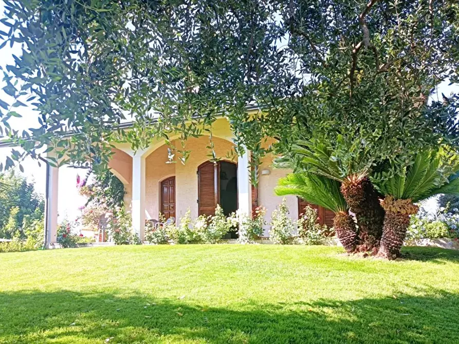 Immagine 1 di Villa in vendita  a Forte Dei Marmi