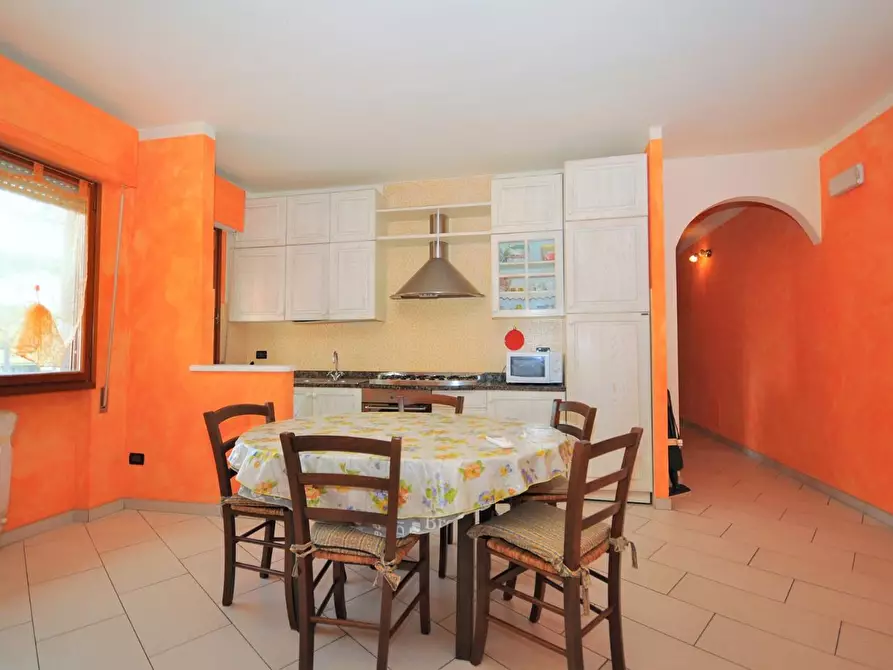 Immagine 3 di Appartamento in vendita  a Montignoso