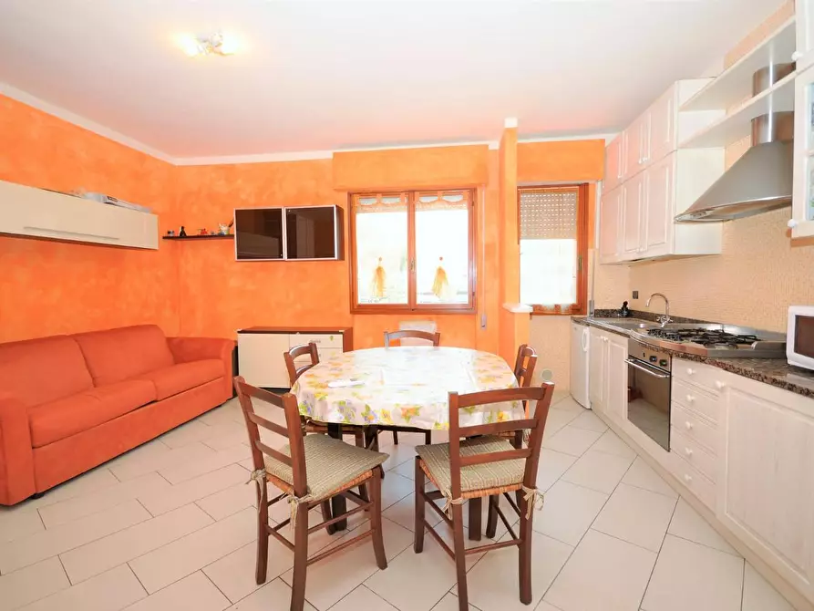 Immagine 5 di Appartamento in vendita  a Montignoso