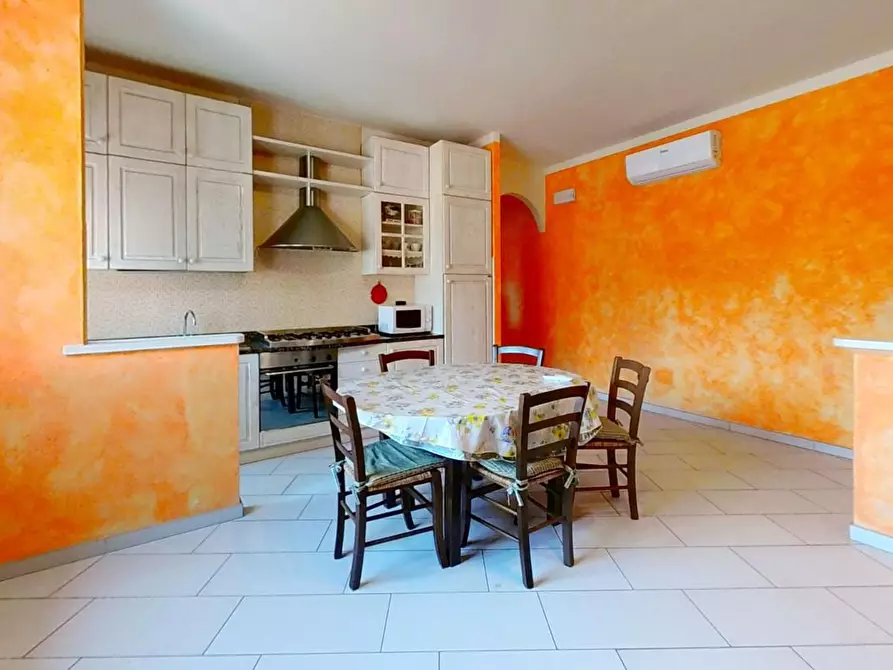 Immagine 2 di Appartamento in vendita  a Montignoso