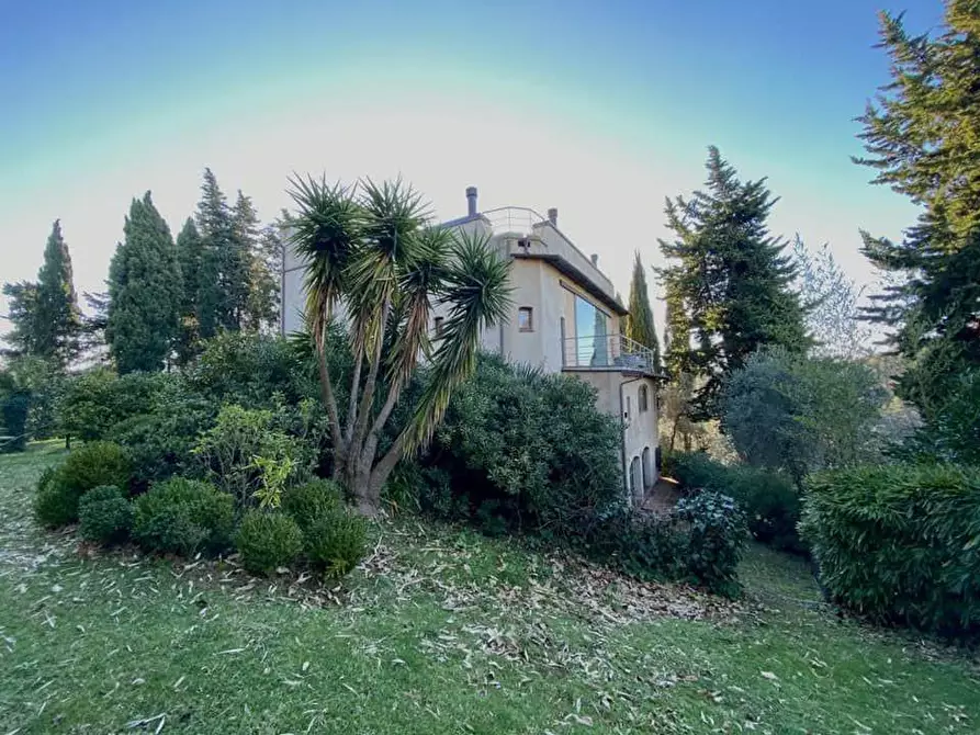 Immagine 2 di Villa in vendita  a Camaiore