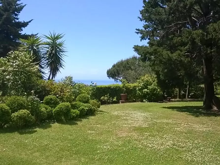 Immagine 4 di Villa in vendita  a Camaiore