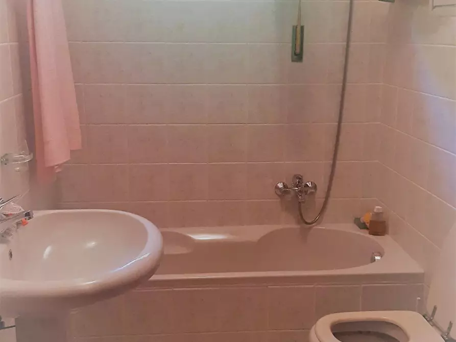 Immagine 13 di Mansarda in affitto  a Massa
