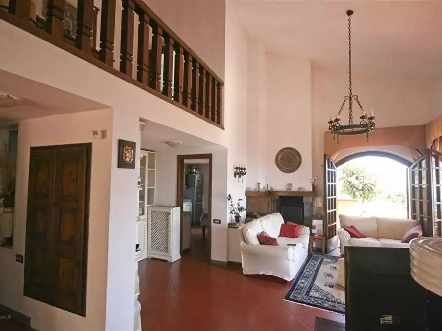 Immagine 9 di Villa in vendita  a Massa