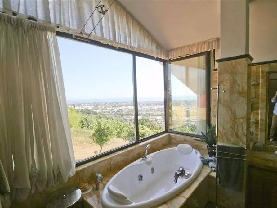Immagine 7 di Villa in vendita  a Massa