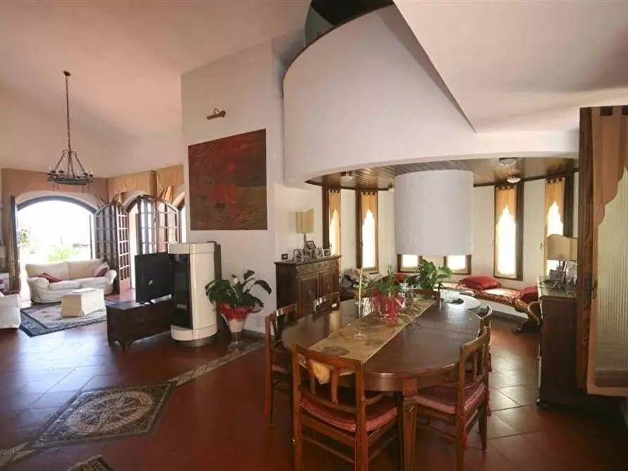 Immagine 11 di Villa in vendita  a Massa