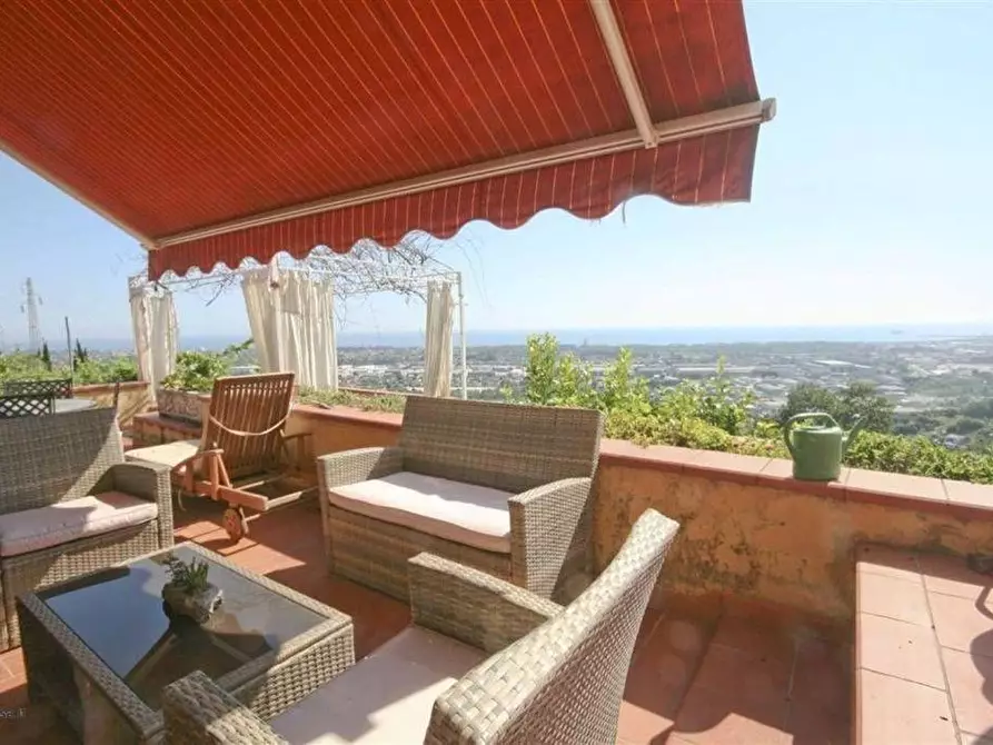 Immagine 4 di Villa in vendita  a Massa