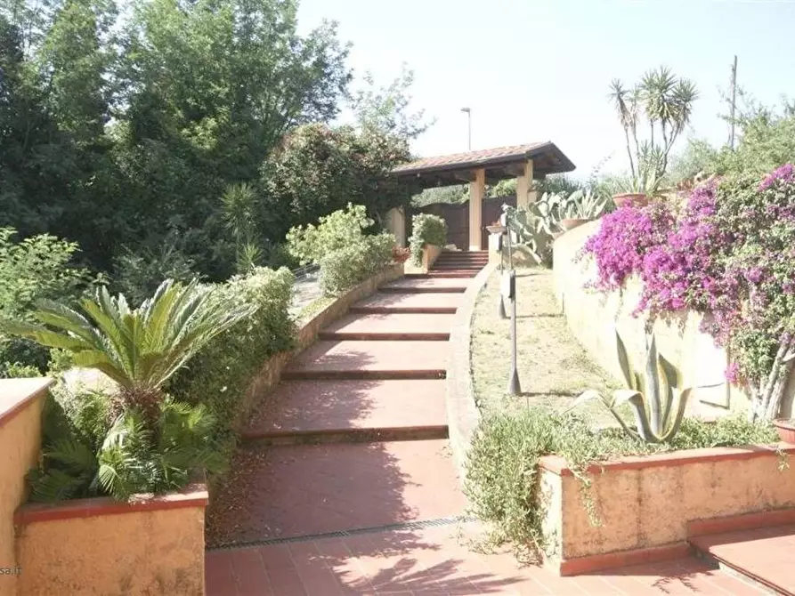 Immagine 3 di Villa in vendita  a Massa