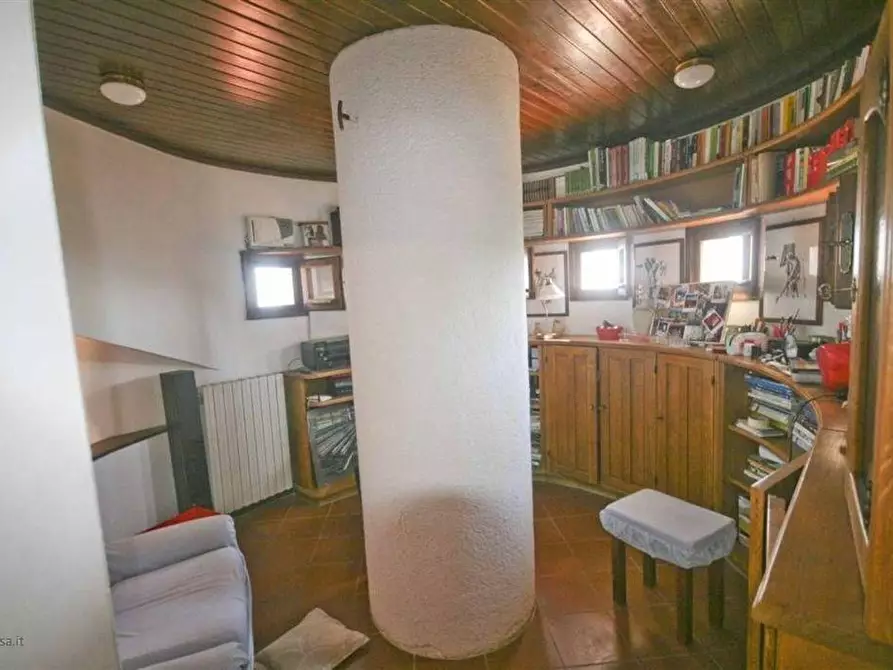 Immagine 12 di Villa in vendita  a Massa