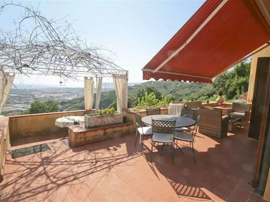 Immagine 2 di Villa in vendita  a Massa