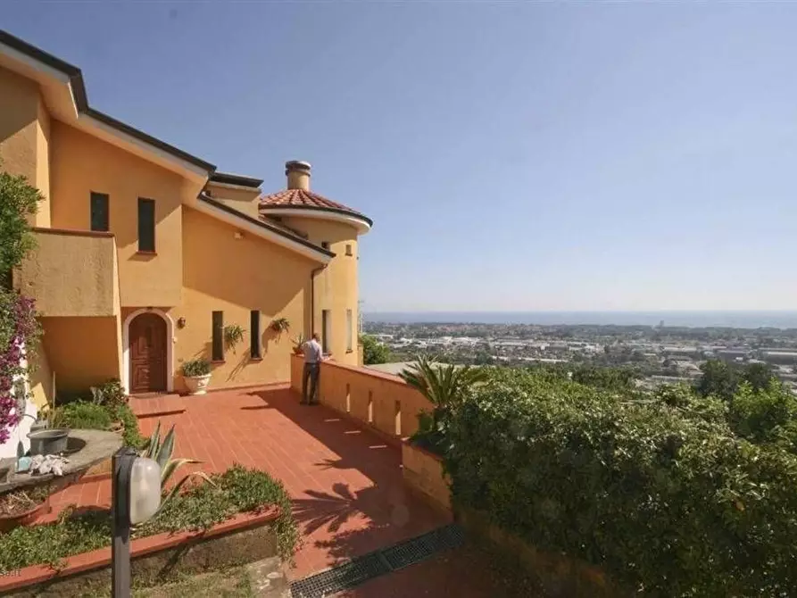 Immagine 6 di Villa in vendita  a Massa