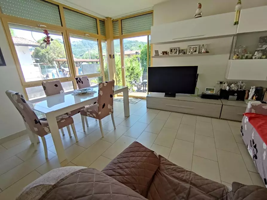 Immagine 2 di Casa trifamiliare in vendita  a Massa