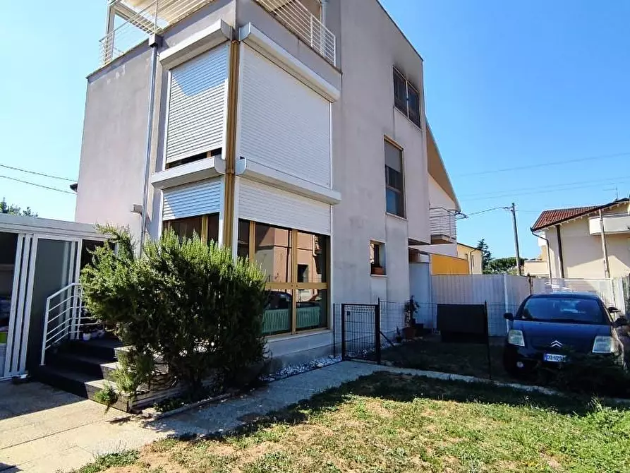 Immagine 1 di Casa trifamiliare in vendita  a Massa