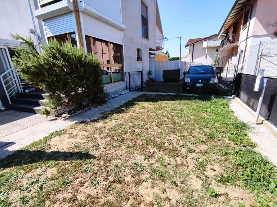 Immagine 11 di Casa trifamiliare in vendita  a Massa