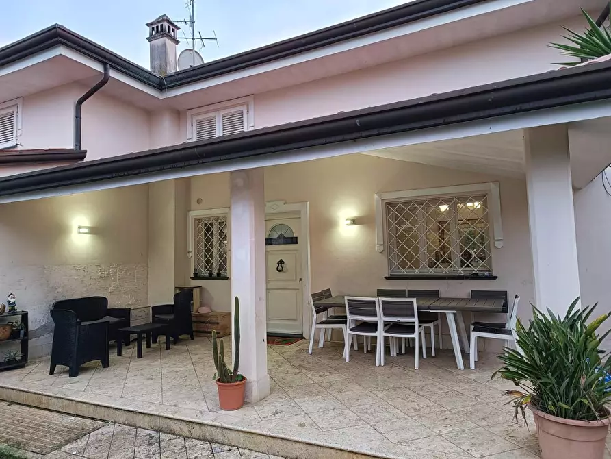 Immagine 26 di Villa in vendita  a Camaiore