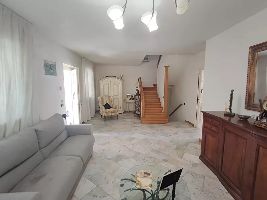 Immagine 3 di Villa in vendita  a Camaiore