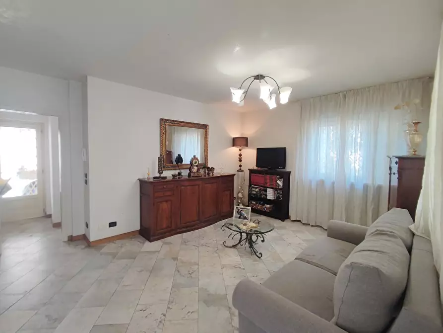 Immagine 4 di Villa in vendita  a Camaiore