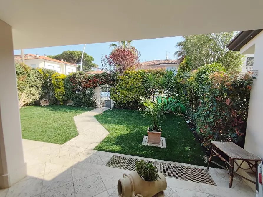 Immagine 21 di Villa in vendita  a Camaiore