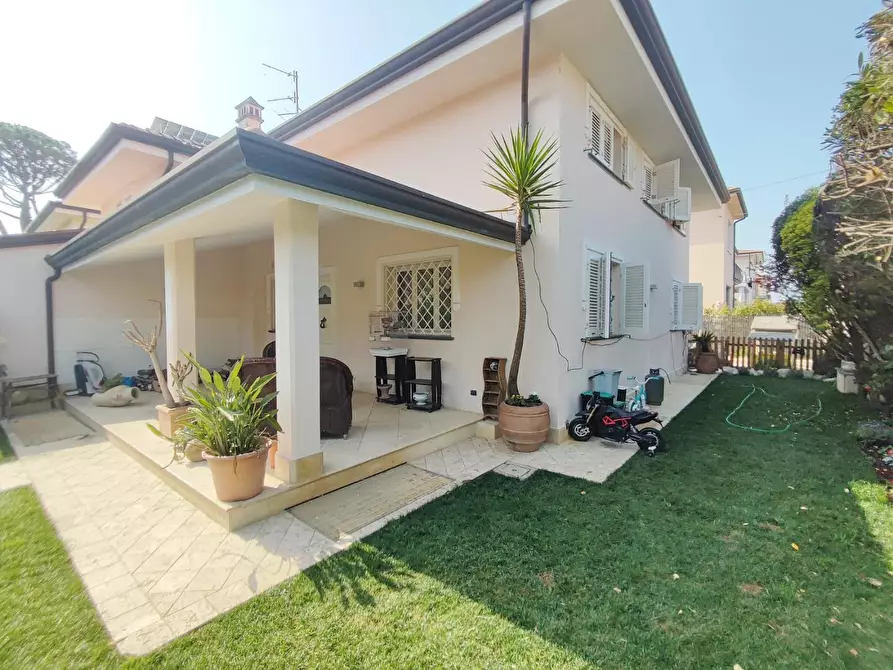 Immagine 22 di Villa in vendita  a Camaiore