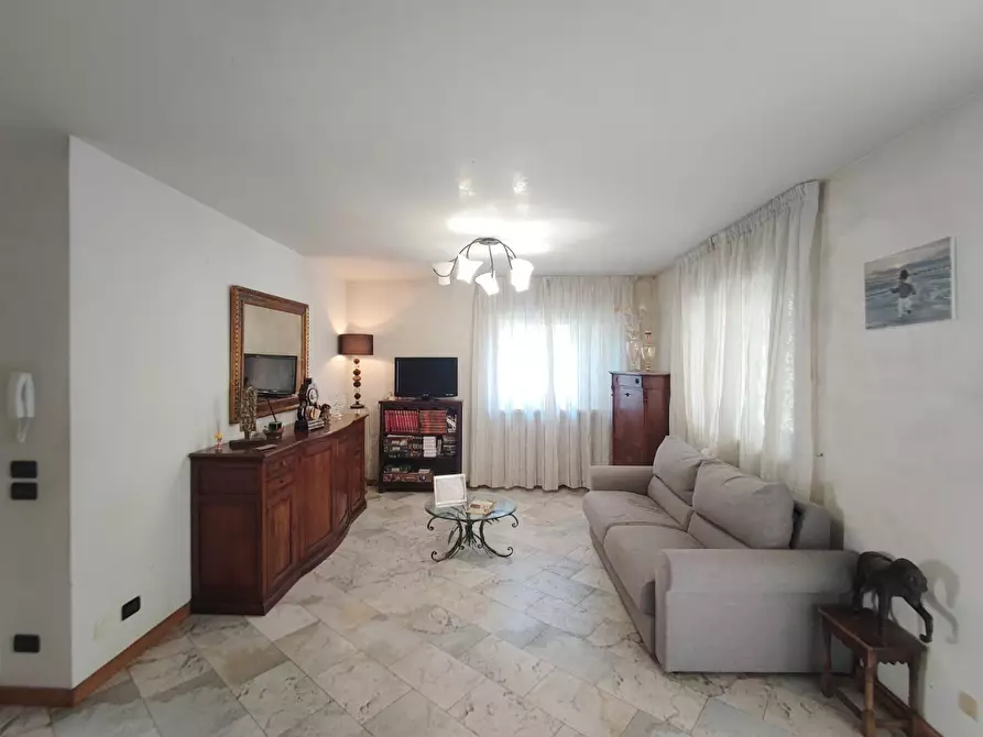 Immagine 2 di Villa in vendita  a Camaiore