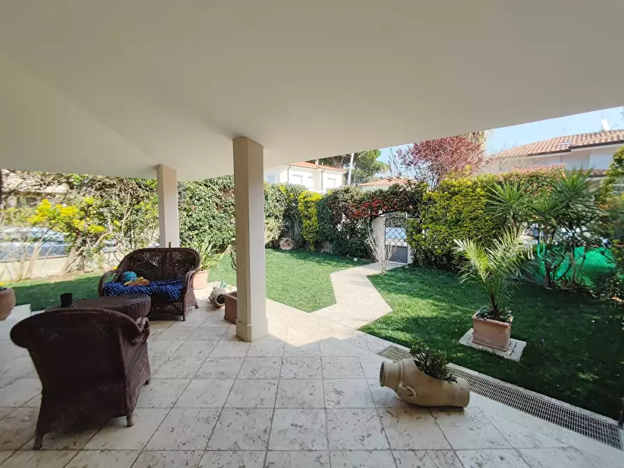 Immagine 23 di Villa in vendita  a Camaiore