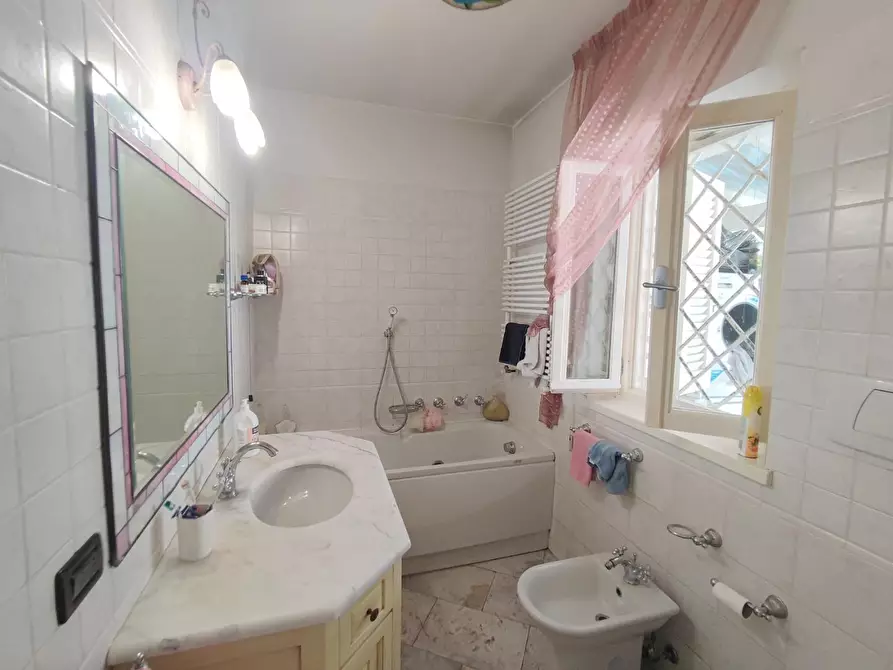 Immagine 6 di Villa in vendita  a Camaiore