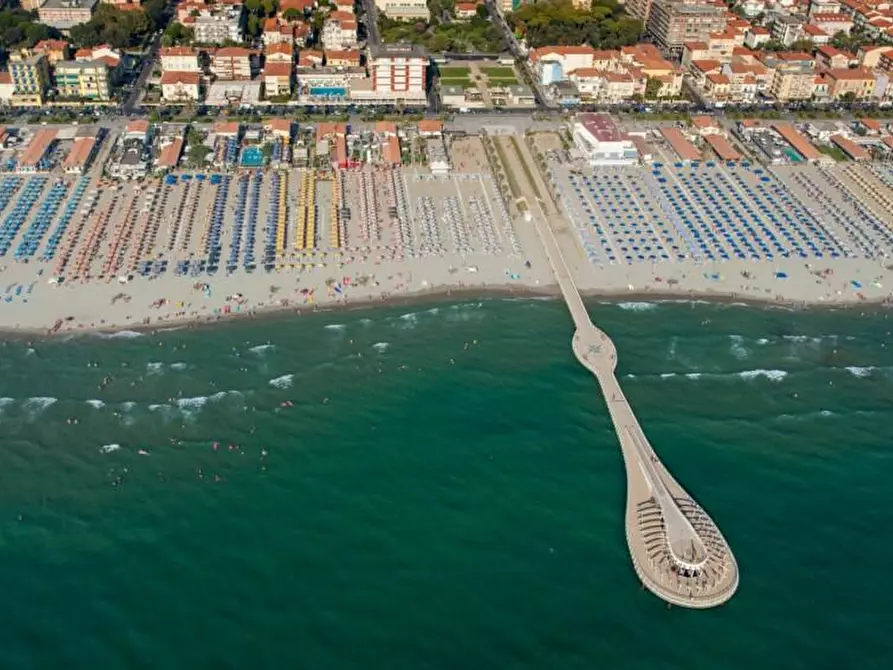 Immagine 1 di Villetta a schiera in vendita  a Camaiore