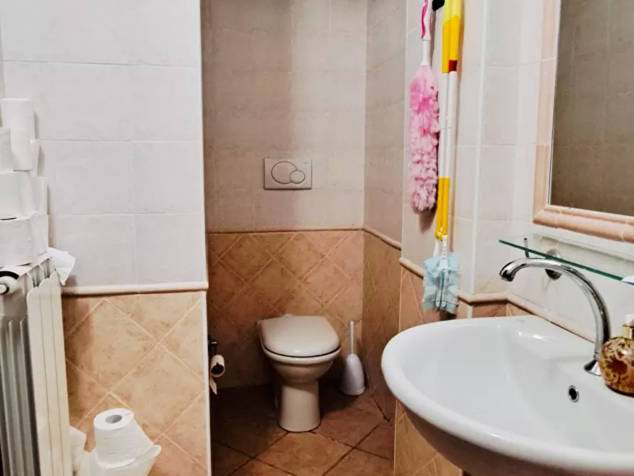 Immagine 10 di Locale commerciale in vendita  a Viareggio