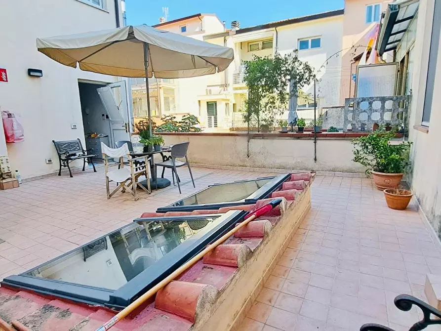 Immagine 26 di Locale commerciale in vendita  a Viareggio