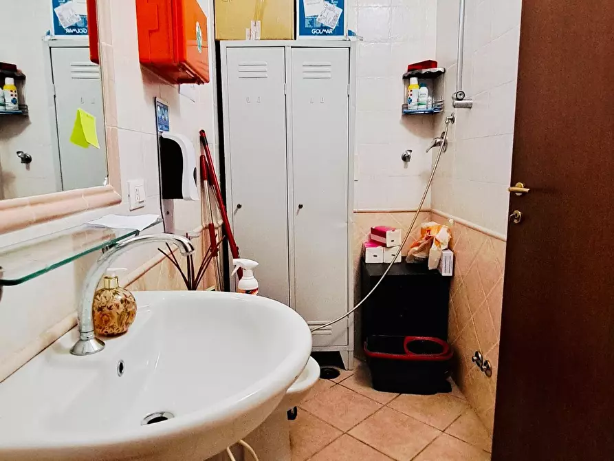 Immagine 11 di Locale commerciale in vendita  a Viareggio