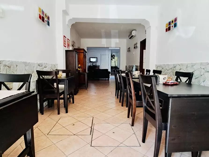 Immagine 4 di Locale commerciale in vendita  a Viareggio