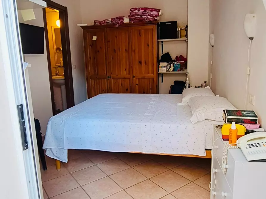 Immagine 19 di Locale commerciale in vendita  a Viareggio