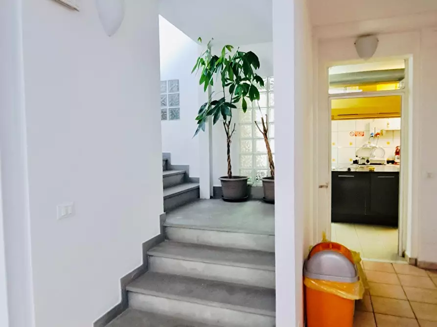 Immagine 24 di Locale commerciale in vendita  a Viareggio