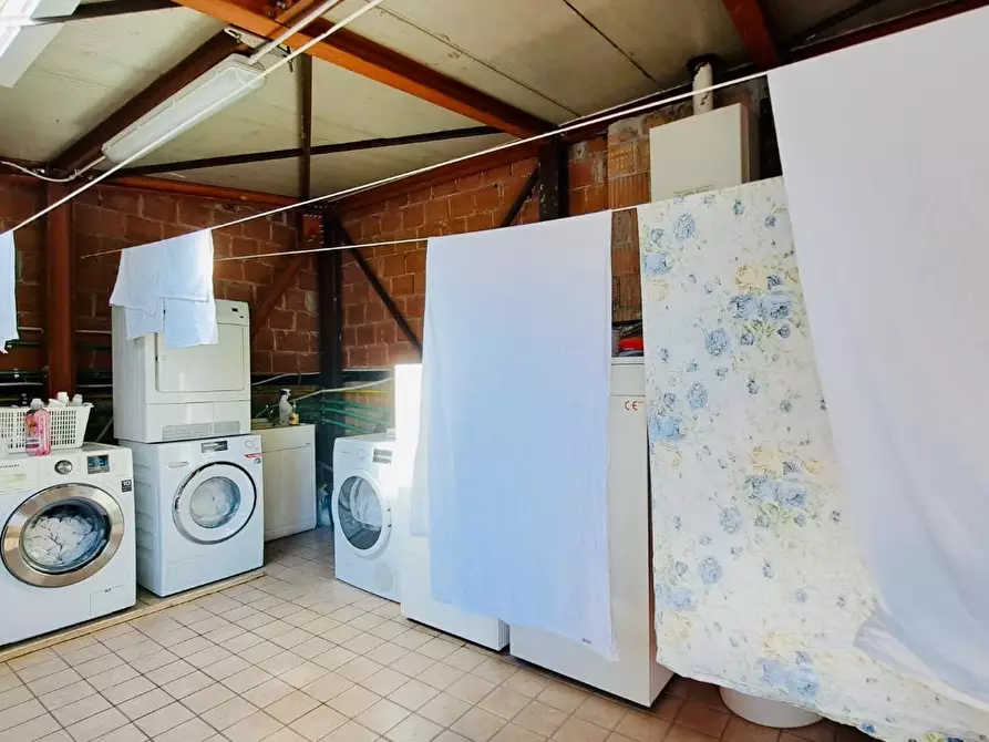 Immagine 30 di Locale commerciale in vendita  a Viareggio